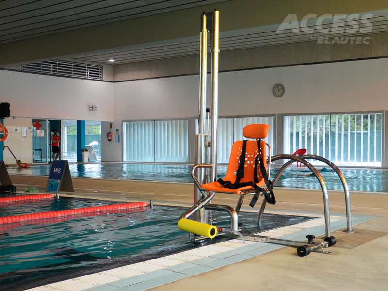 Ascensor de piscina para discapacitados instalado en centro deportivo